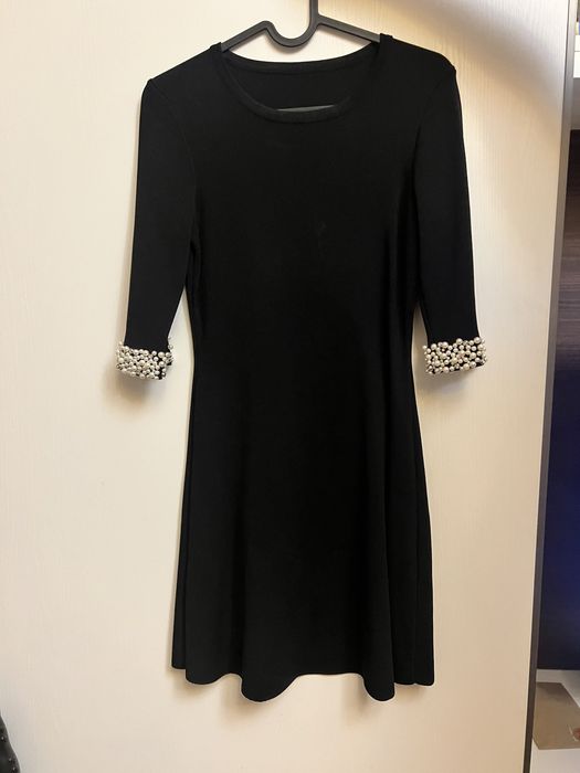 Красивое черное платье с жемчугом на рукавах
