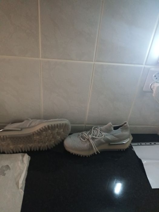 Vand adidasi in stare buna