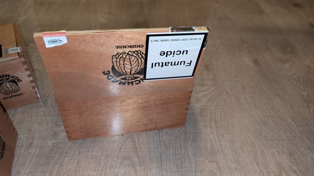 Vând cutii trabucuri