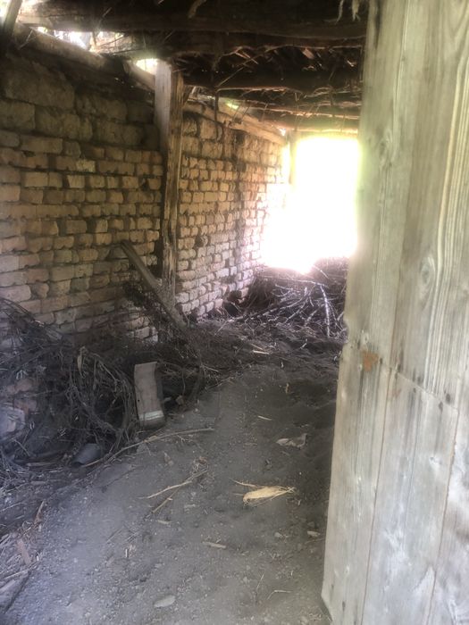 Къща с двор и геран