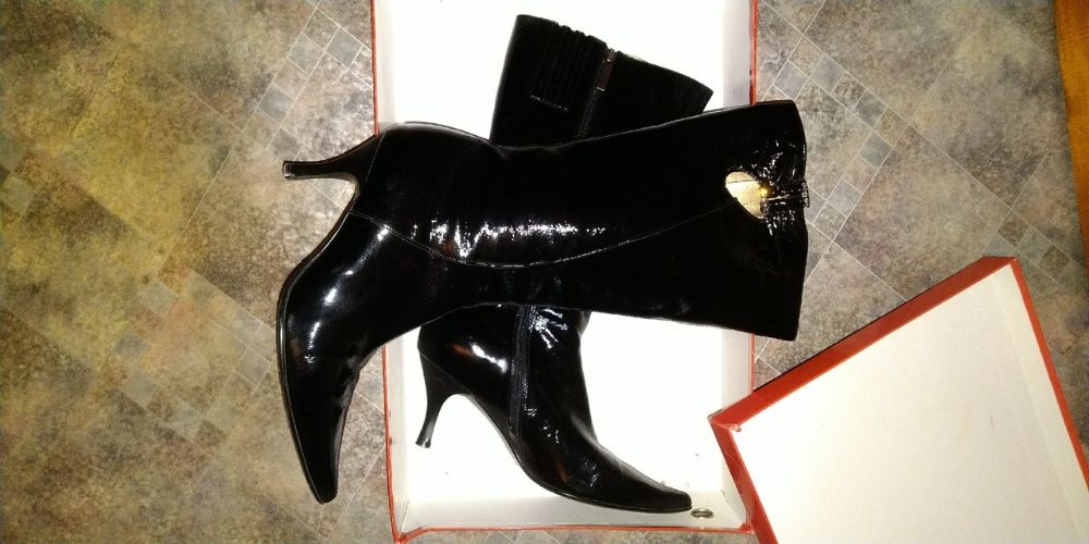 Полусапожки Кожаные лаковые р. 39