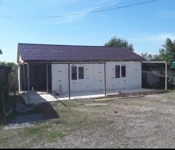 Vand case pe structura metalica