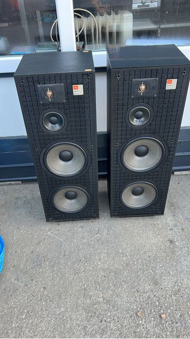 Vand linie tensai formata din amplituner tuner si deck