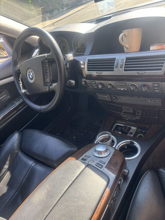 Автомобил BMW 745