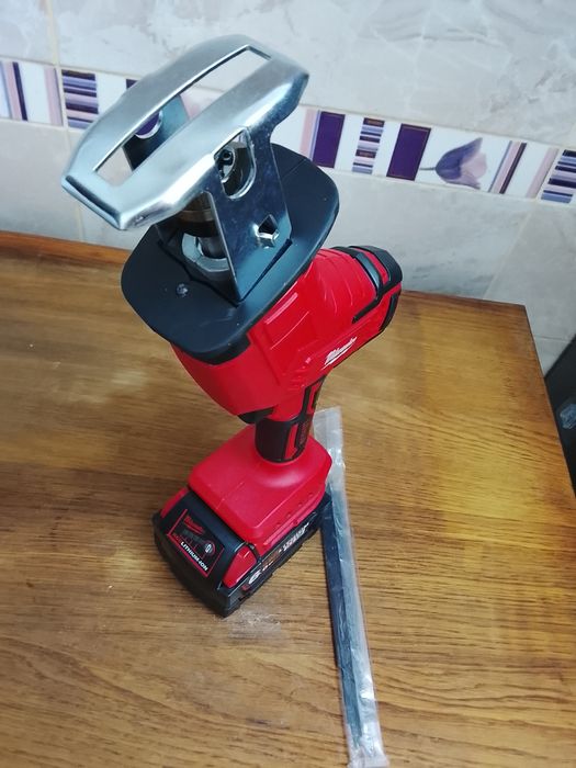 Fierăstrău sabie Milwaukee cu o baterie de 6a Nou