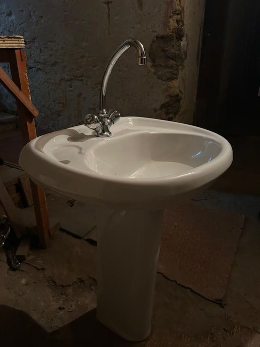 Умывальник со смесителем (краном)