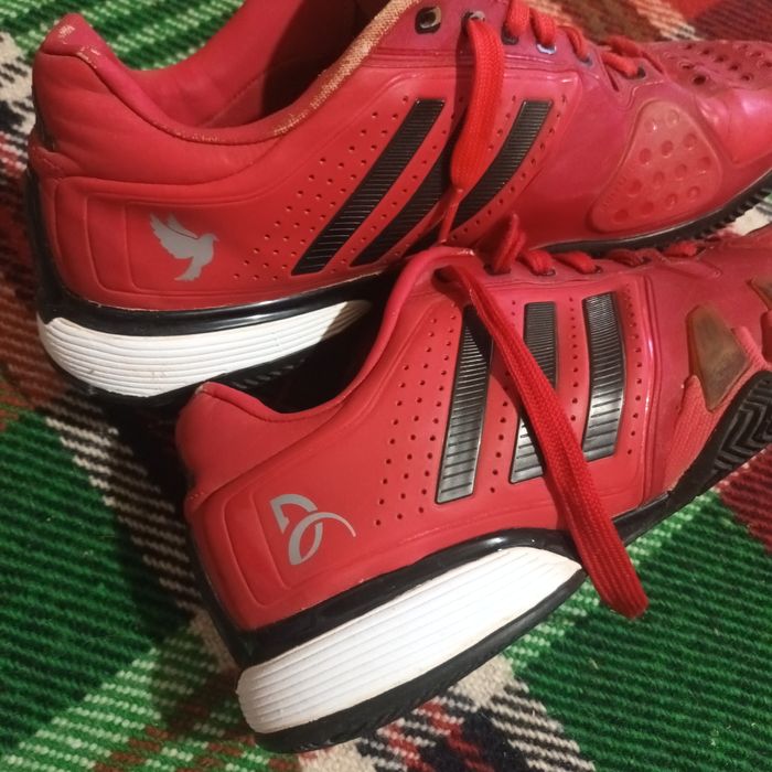 Тенис маратонки за червено.