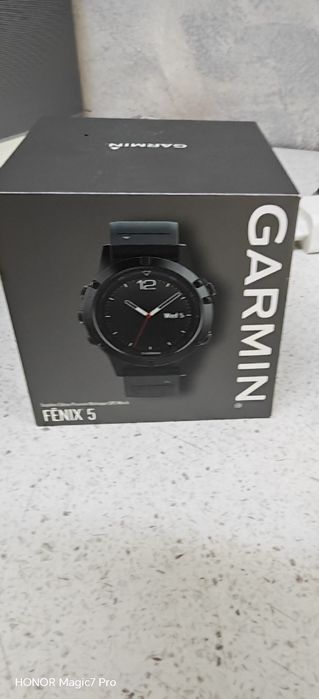 Vând Garmin Fenix 5 Sapphire Edition (varianta premium cu sticlă rezistentă la zgârieturi).