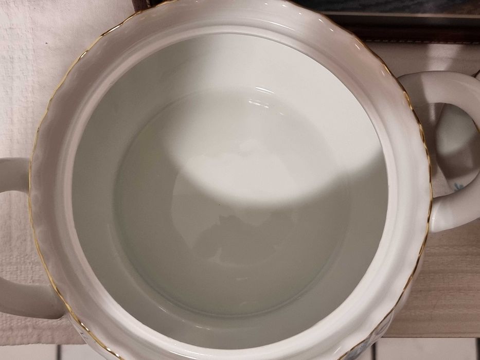 Порцеланов супник и сосиера Китка