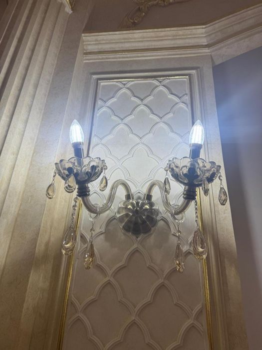 Люстра и стулья ресторанные декоры