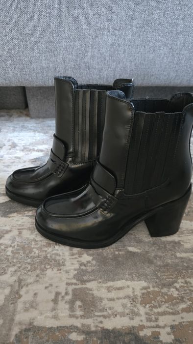 Стилни кожени боти