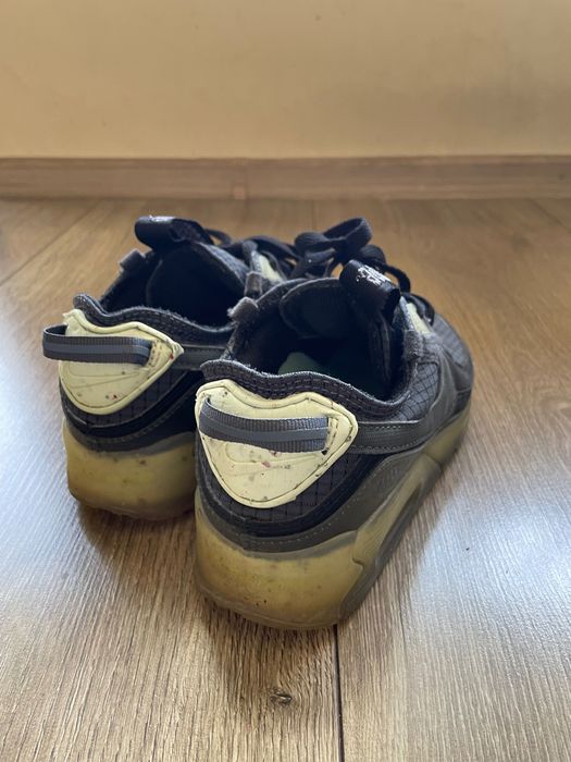 Маратонки Nike.