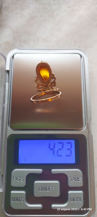 Продаётся золотое кольцо с янтарем