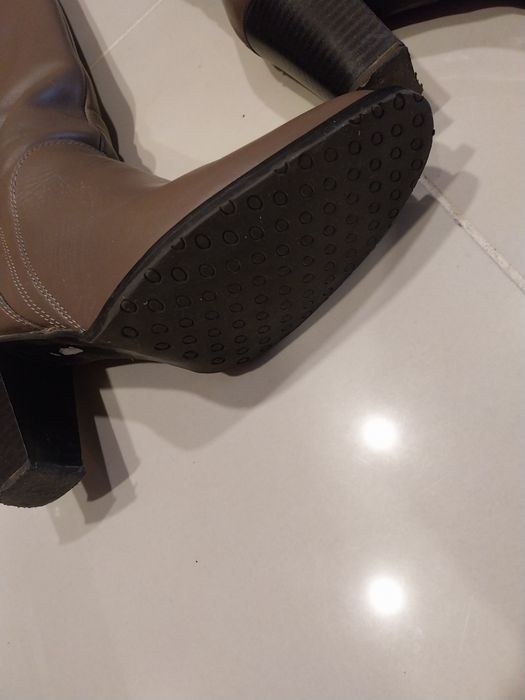 Дамски ботуши от естествена кожа.