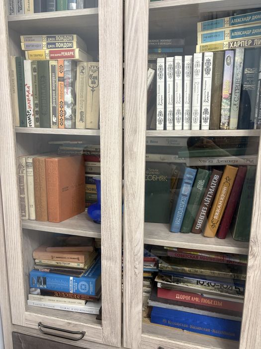 Шкаф-витрина для посуды, книг
