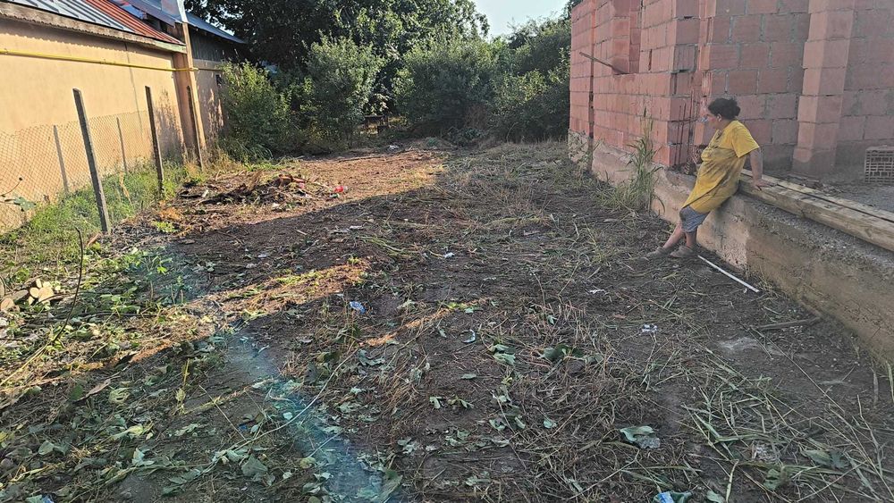 Inchiriere „Teren 800 mp de închiriat..Loc.Pantazi  – depozitare materiale, utilaje, autoutilitare. .str Republicii , ..strada principala