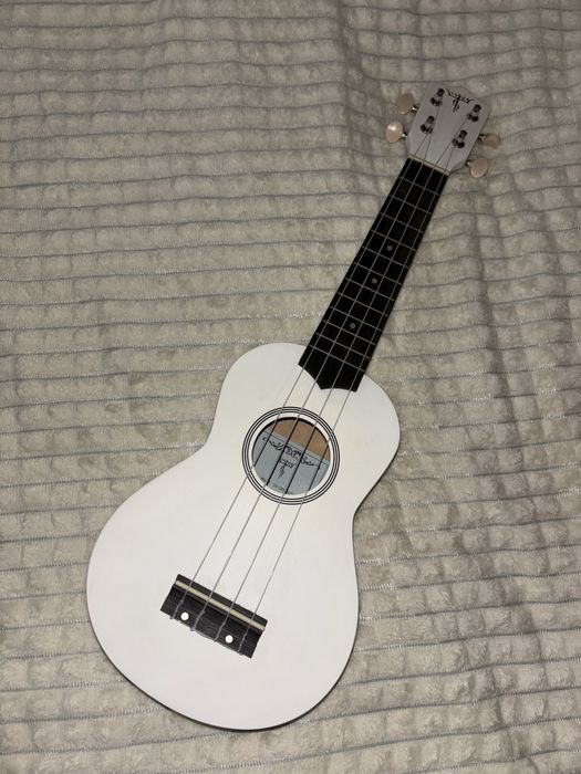 Укулеле новое,белое