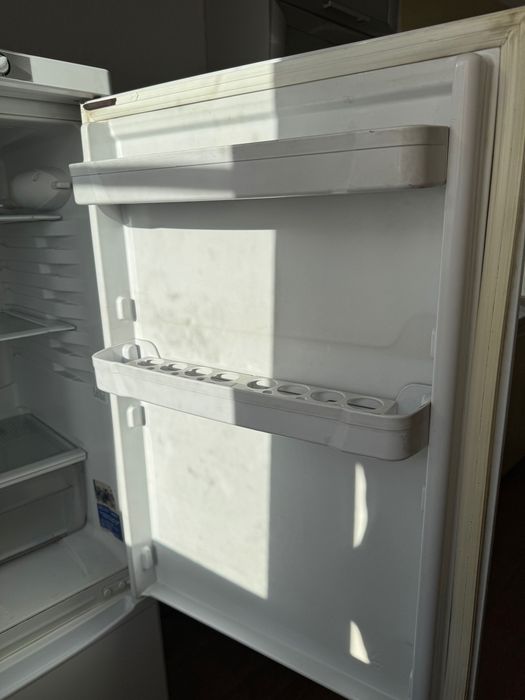 Холодильник Indesit двухкамерный, рабочий. Астана.