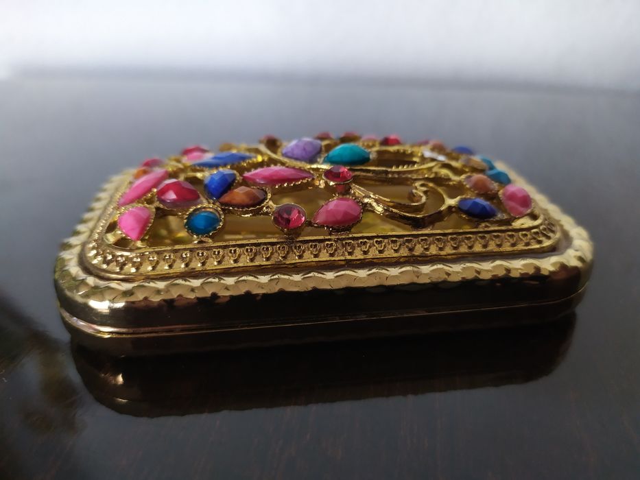 Зеркальце с двумя зеркалами.