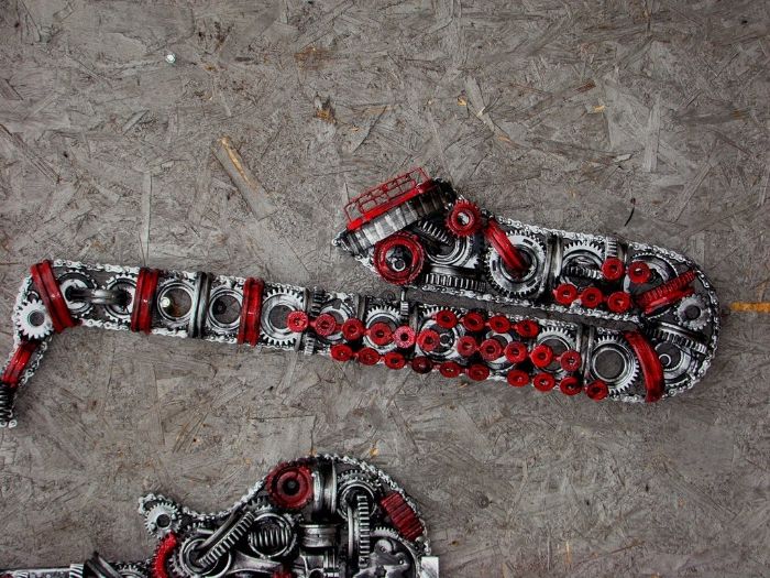 Chitara/ saxofon SCULPTURI industriale fier piese auto/moto ROSU/GRI