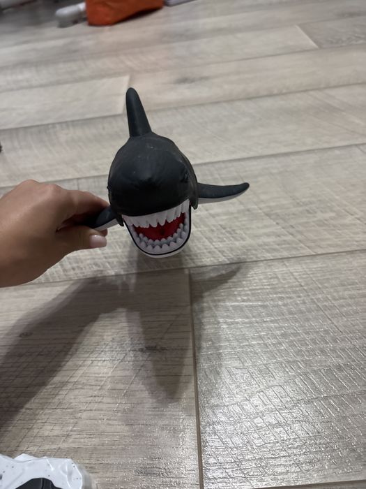 Акула на пульту игрушка