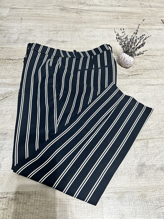 Pantaloni H&M, impecabili.