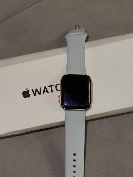 apple watch SE gold