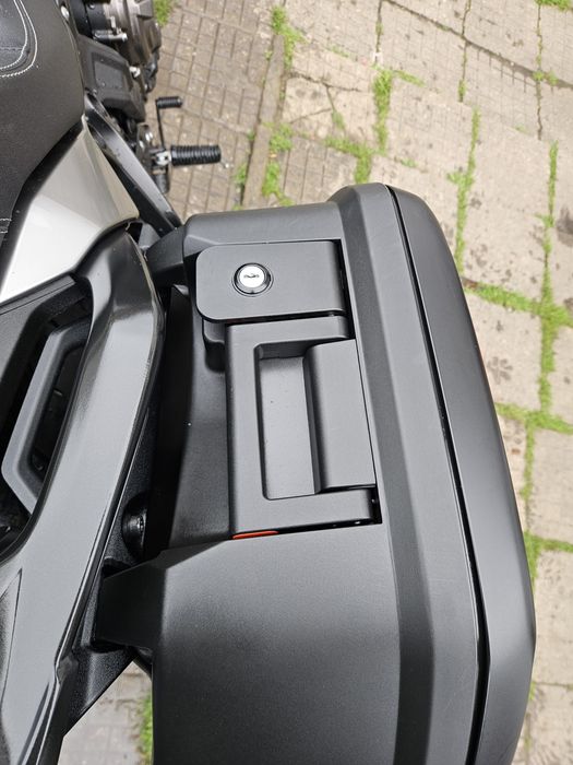 Продавам оригинални куфари със стойки за YAMAHA TRACER 7GT  MT07