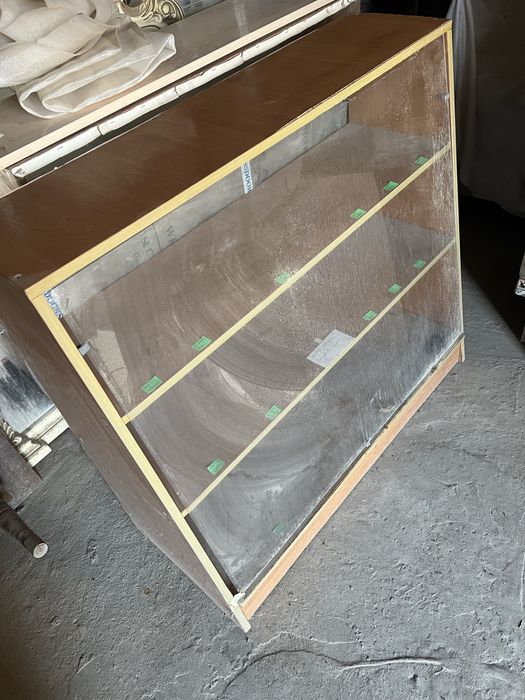 Ветрина полка со стеклом