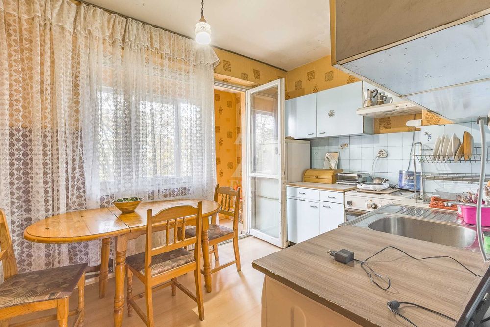 Продава се 3- стаен, южен апартамент в ж. к. Изток- гр. Перник