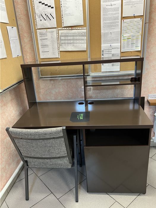 Продам компьторный стол со стеклом.