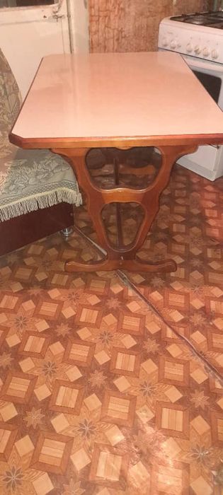 Кухонный деревянный стол в отличном состоянии