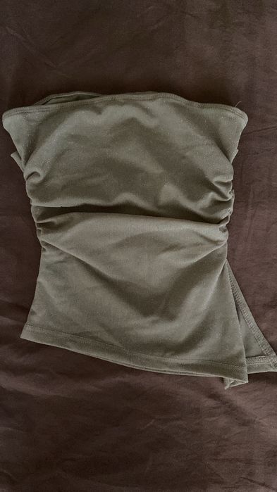 Дамски топове в размер S и XS. В добро състояние ( обличани са рядко).