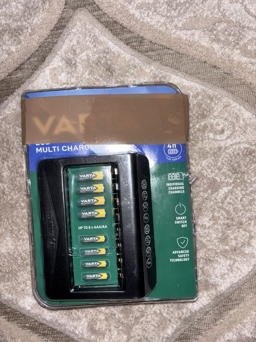 Încărcător VARTA AA/AAA – fără baterii