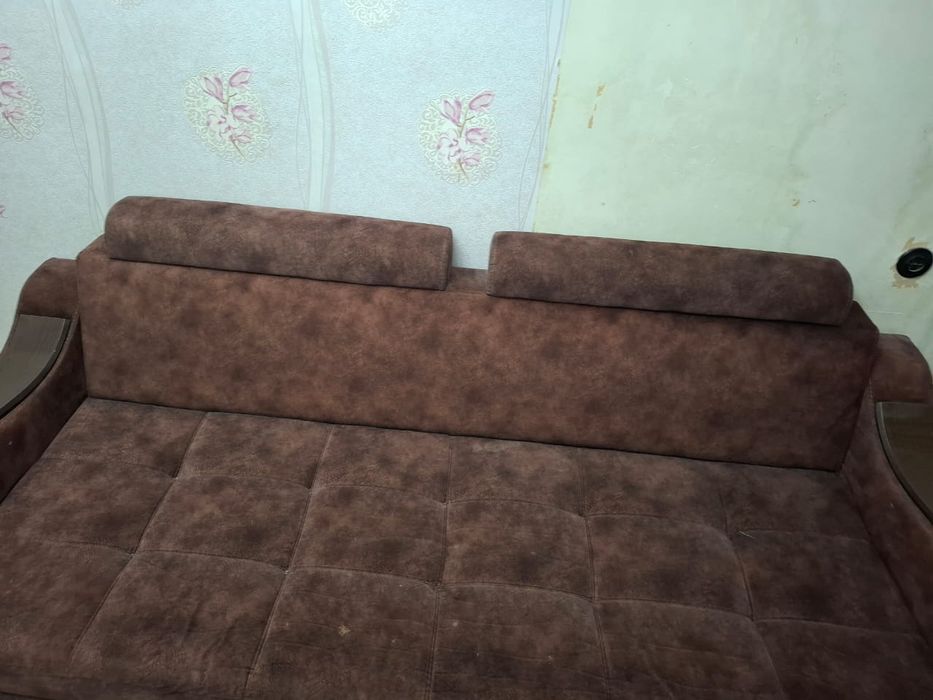 Диван коричневый