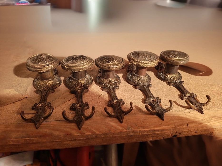 Месингови гравирани закачалки