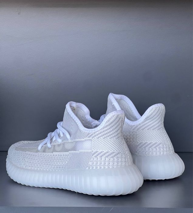 Adidasi Yeezy Boost noi