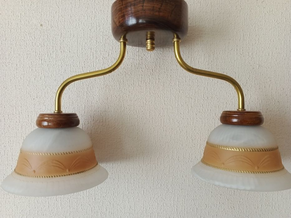 Люстры двухрожковые.