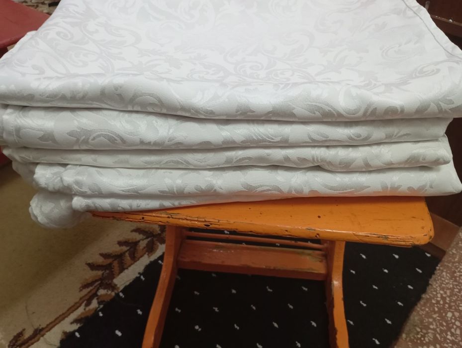 Скатерти на столы и чехлы на стулья