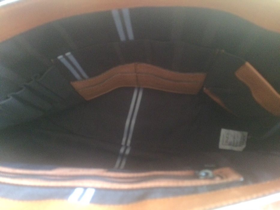 HUGO BOSS оригинална куриерска чанта естествена кожа и плат.