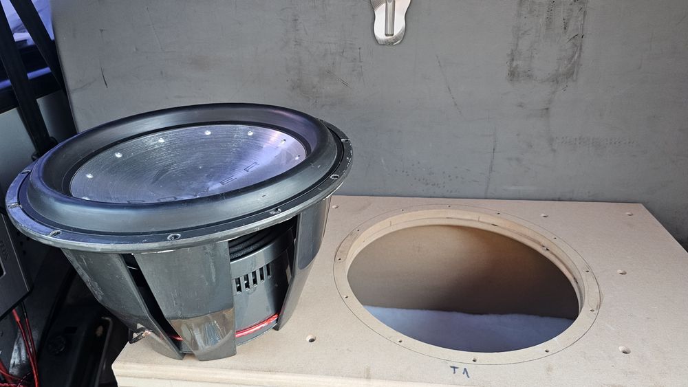 Crunch Gravity GTX2400/Rockford fosgate Power T1 15D4