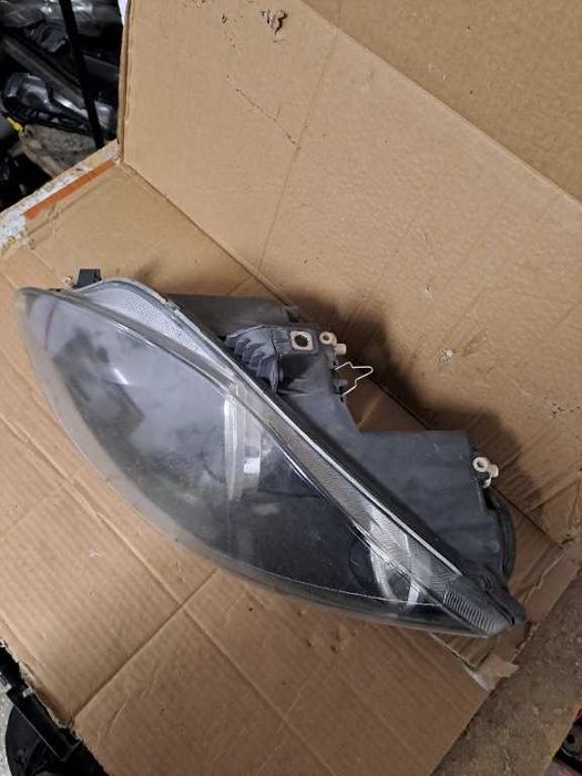 Far stanga Seat Leon Altea an 2005-2009 o ureche partial rupta