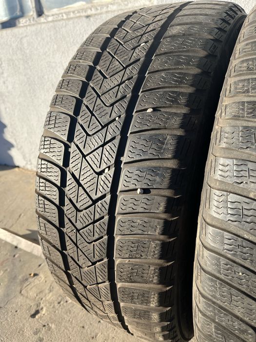 2 бр. зимни гуми 235/45/18 Pirelli DOT 4019 5,5 mm
