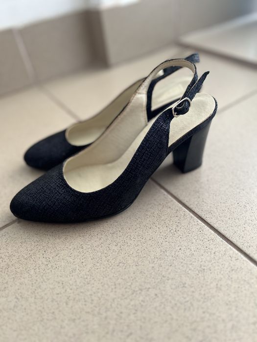 Pantofi cu toc, din piere