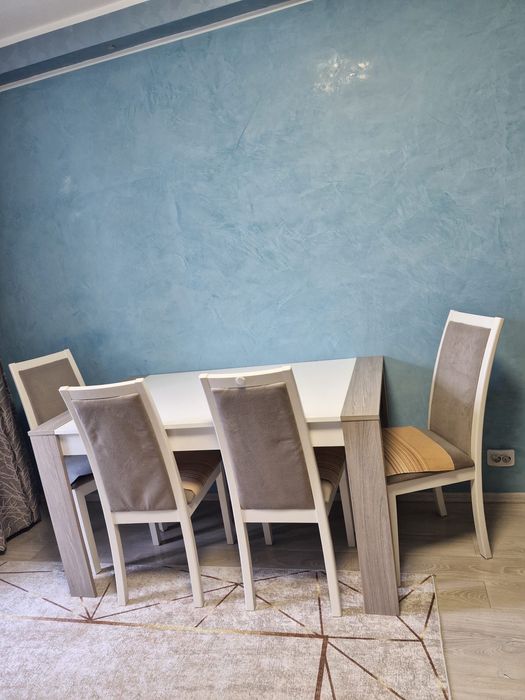 Masa cu patru scaune