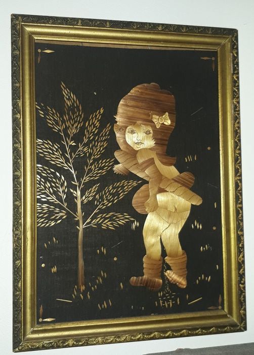 Tablouri artizanale din paie realizate manual.