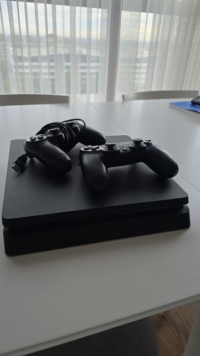 Продам PlayStation 4 Slim