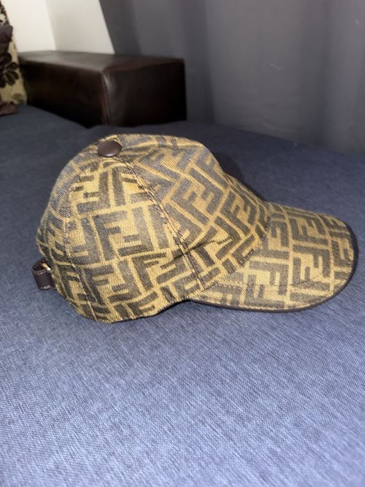 Нова шапка с козирка Fendi