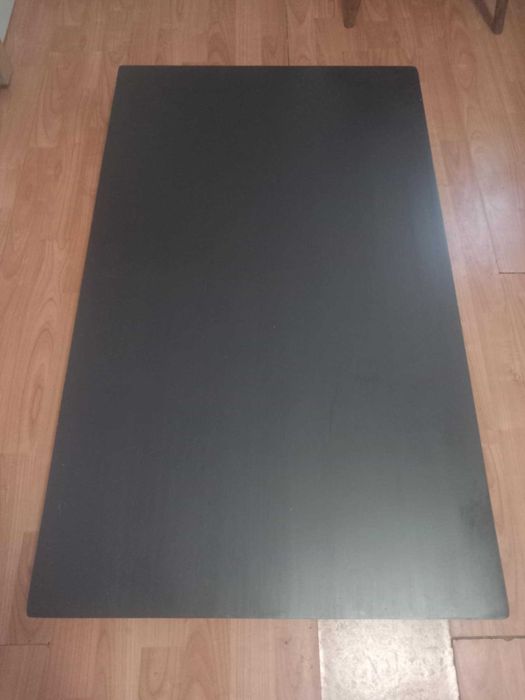 Masa din lemn masiv in perfecta stare 500 lei, negociabil, 110x65 cm