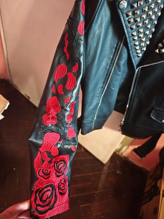 Кожено яке с бродирани рози и череп